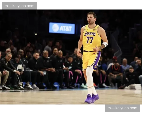 东契奇腿筋二级拉伤常规赛报销 湖人夺冠概率暴跌至2%